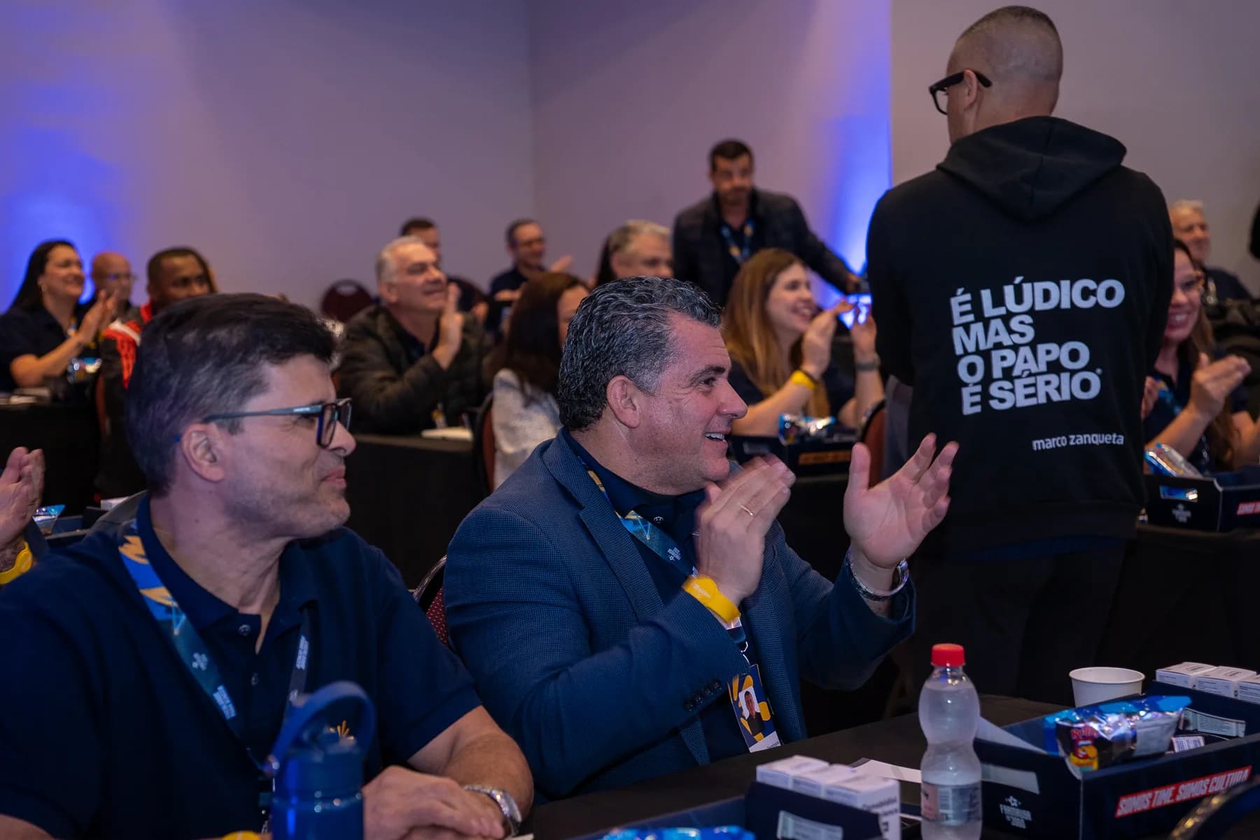 Público participando de evento corporativo