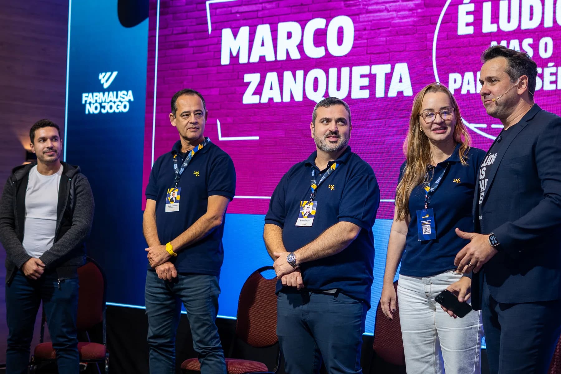 Palestrante e equipe em evento corporativo registrado pela Notake Produtora